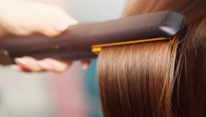 בשל נזקים בריאותיים: מוצרים להחלקת שיער יורדו מהמדפים