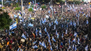נרות נשמה ודקת דומייה: עשרות אלפים הפגינו בתל אביב