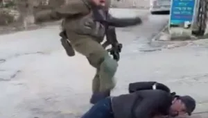 החייל שתקף פעיל פלסטיני בחברון מתנצל: "לא הייתי צריך לבעוט"