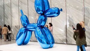 אופס: מבקרת בגלרית אומנות שברה לרסיסים פסל בשווי 42 אלף דולר