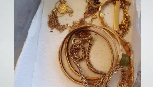 אחרי 20 שנה: נמצאה תיבת התכשיטים שסבתא הטמינה בחצר