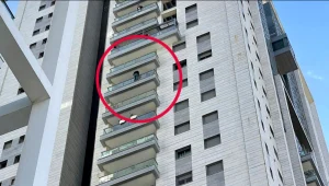 תיעוד: ניסה לקפוץ למותו מקומה 19 - וחולץ ע"י לוחמי ימ"מ