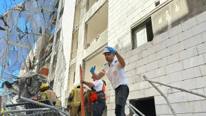 פיגומים קרסו באתר בנייה בר"ג: שני פועלים נהרגו, שישה נפצעו