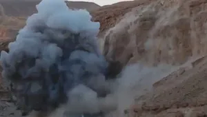 תיעוד: פיצוץ סלע מסוכן במשקל 120 טון מעל כביש 40 בערבה