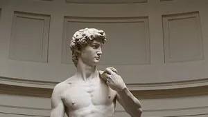 הורים כינו את פסל דוד "פורנוגרפיה", המנהלת פוטרה והוזמנה לאיטליה