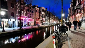 צעד נוסף להגבלת תיירים: אמסטרדם אסרה עגינה של ספינות תענוגות