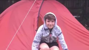 בריטי בן 13 ישן 3 שנים באוהל - ושבר שיא גינס: "השנים הטובות בחיי"