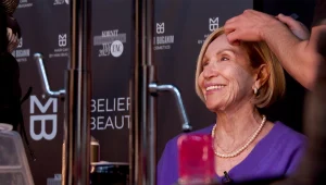אישה יפה: בת ה-85 שהגשימה חלום וצעדה לראשונה בשבוע האופנה