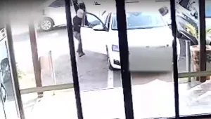 ניסיון חיסול מול המצלמות: המתנקש ניגש לרכב - ונתקל במעצור