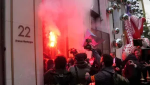 מחאת גיל הפנסיה בצרפת: מפגינים הסתערו על משרדי לואי ויטון