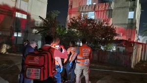 שריפה בבניין באשדוד: 2 גברים נפלו מהחלון בניסיון להימלט מהאש