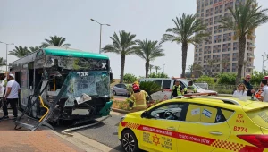 אוטובוס התנגש בחומה בחיפה: 12 נפצעו, בהם שניים במצב בינוני