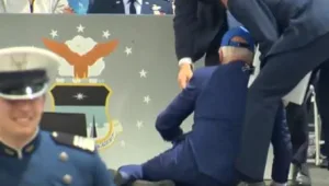 באמצע טקס צבאי: הנשיא ביידן מעד ונפל | צפו בתיעוד