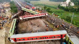 אסון בהודו: כ-300 נהרגו ומאות נפצעו בהתנגשות רכבות