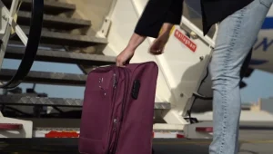 הקרב על הטרולי: עלייה למטוס עם מזוודה קטנה - יוצרת בעיה גדולה