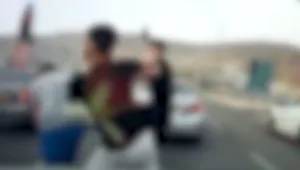 תיעוד: תקפו נהג לעיני אשתו ובנותיו בגלל עקיפה בכביש
