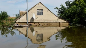 פיצוץ הסכר: עשרות אלפים חסרי בית, זלנסקי הגיע לאזור האסון