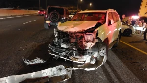 שתי תאונות תוך שעתיים: אישה נהרגה בכביש 1, 9 פצועים בכביש 90