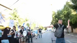 מחאה מול בית ברקת: עובר אורח זרק ביצים על המפגינים - ונעצר
