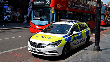 בתום מצוד: חשוד ברצח שלוש נשים בחץ וקשת נעצר בלונדון