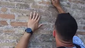 זעם באיטליה: תיירים חרטו את שמם על קיר הקולוסיאום