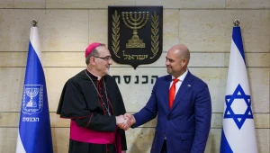 אוחנה לצד ראש הכנסייה הקתולית בישראל: "נשמור על חופש הדת"