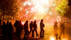 לילה שלישי של מהומות בצרפת: מקרון יכנס ישיבת חירום