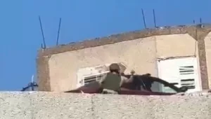 תיעוד: חייל צה"ל משחית רכב פלסטיני בכפר בשומרון