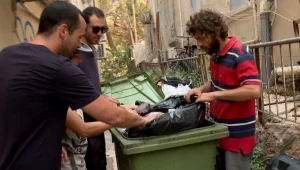 חיים בזבל: הישראלים שמתקיימים מ"מציאות" בפחי האשפה