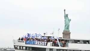 "שולחים רוח במפרשים": המחאה נגד המהפכה הגיעה לפסל החירות