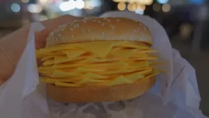 בורגר קינג תאילנד מציגה: המבורגר עם 20 פרוסות גבינה - בלי בשר