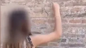 חודש אחרי התקרית הקודמת: תיירת ציירה על קיר בקולוסיאום - ונעצרה