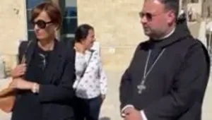 תיעוד מי-ם: כומר שביקר בכותל התבקש להוריד את הצלב