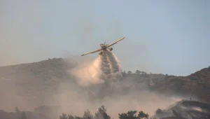 בזמן ניסיון השתלטות על שריפה: מטוס כיבוי התרסק ביוון | תיעוד