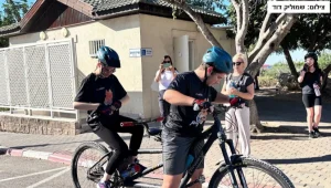 פותחים בטוב: רכיבה משותפת על אופניים של בני נוער עם עיוורים ולקויי ראייה