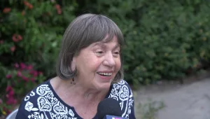 37 שנים אחרי "קרובים קרובים" - תיקי דיין חוזרת לגור בבניין אחד עם בני משפחתה