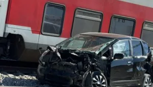רכב עקף את המחסום ונפגע מרכבת בלוד - הנוסעות במצב קל