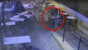 תיעוד: רכב התנגש בבית קפה בעפולה, שלושה נפצעו קל