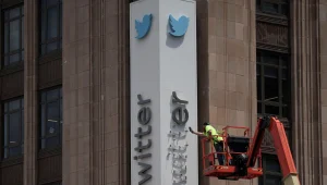לא משאיר זכר: מאסק מציע את סמל הציפור מבניין "טוויטר" למכירה