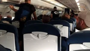 צעקו והתפרעו במטוס: חבורת נערים ישראלים נעצרה בקפריסין