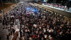 מהומות במחאת "צדק לרפאל": שוטר נדקר, 8 מפגינים נעצרו