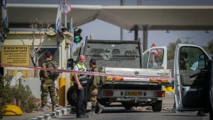 פיגוע דריסה במחסום מכבים: צעיר נהרג ו-5 נפצעו, המחבל נוטרל