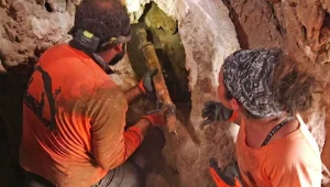 תגלית נדירה במערה: נחשפו חרבות שהחביאו יהודים במרד בר כוכבא