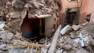 במרוקו נאבקים כדי למצוא ניצולים: "השכנים שלנו נקברו בהריסות"