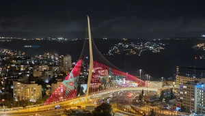 אחרי אסון הרעש: גשר המיתרים בי-ם הואר בצבעי דגל מרוקו