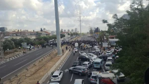 בעקבות מעצר עריק: מפגינים חסמו את כביש 4 ואת הרכבת הקלה בי-ם