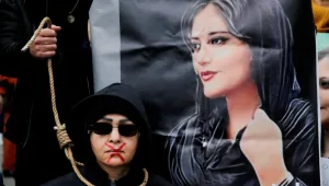 שנה למותה של מהסא אמיני ו"מחאת החיג'אב": "ניקח בחזרה את איראן"