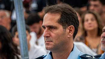 מפקד המחוז הדרומי במשטרה אמיר כהן ידליק משואה ביום העצמאות