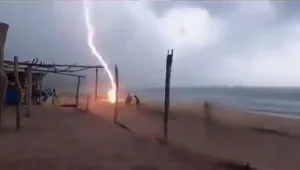 תיעוד: ברק פוגע בשני רוחצים בחוף במקסיקו - והורג אותם