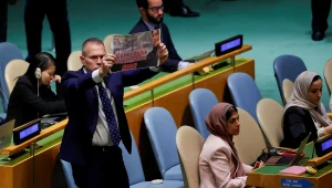 ארדן הניף שלט מחאה בזמן נאום ראיסי - ויצא מאולם עצרת האו"ם
